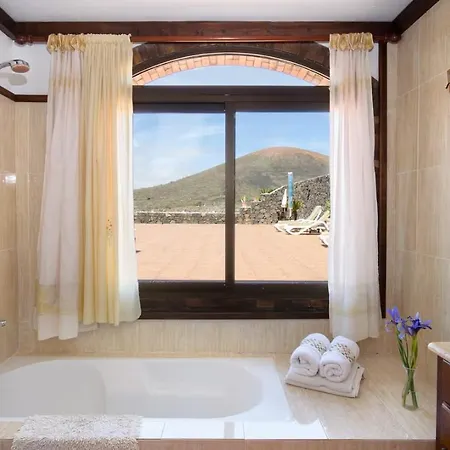 Clara Lanzarote - Macaronesiahomes Tegoyo
